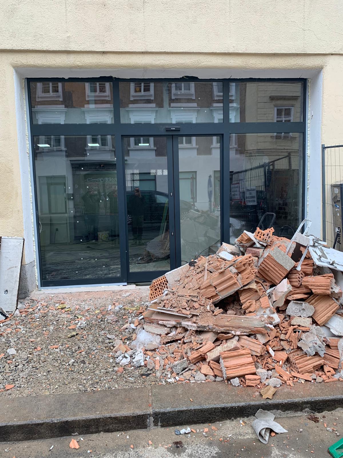 Neue Aluminium-Ladentür und Schaufensterfront einer Altbau-Sanierung