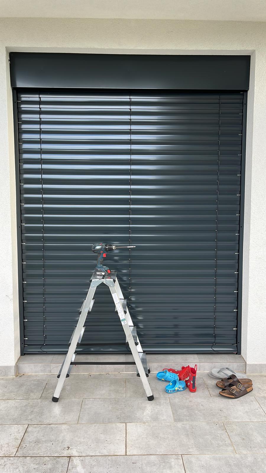 Fertig montierte Raffstore-Anlage in Anthrazit an heller Fassade