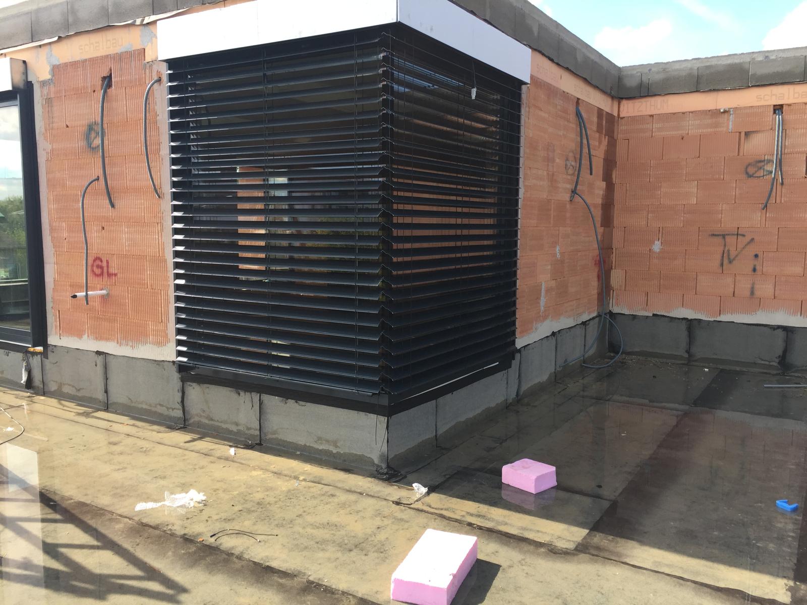 Raffstore an Gebäudeecke auf einer noch unfertigen, wettergeprüften Dachterrasse