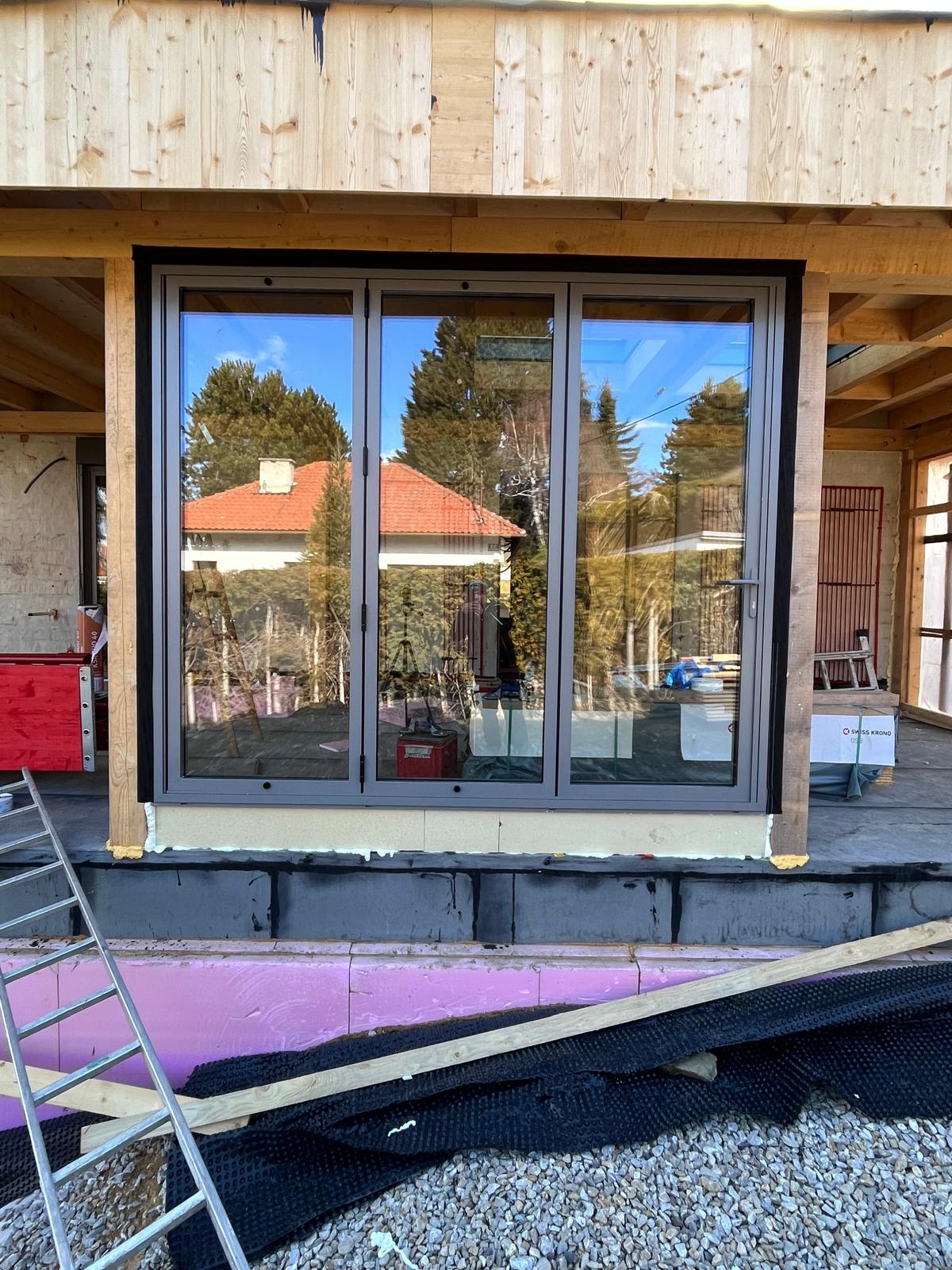 Geschlossene Falt-Terrassentür aus Aluminium an einem Rohbau