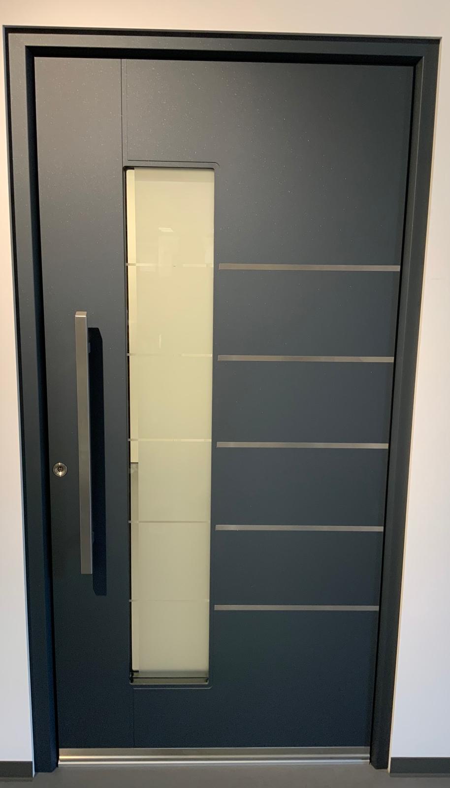 Haustür mit Sicherheitsbeschlägen und Edelstahl-Griffleiste